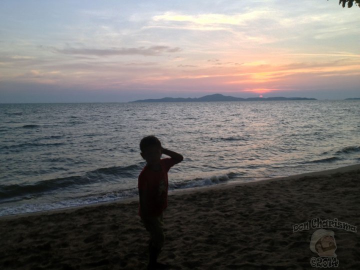 DonCharisma.org-Thai-Boy-Beach-Sunset