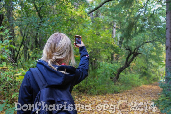 selfie-girl-forest-489119-DonCharisma.org-1024LE