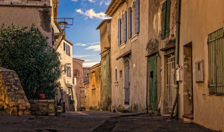 alley,historic center,historically,old,france,architecture,old building,old house,facade,empty,old houses,masonry,house facade,rustic,shutter,fos-sur-mer,DON CHARISMA