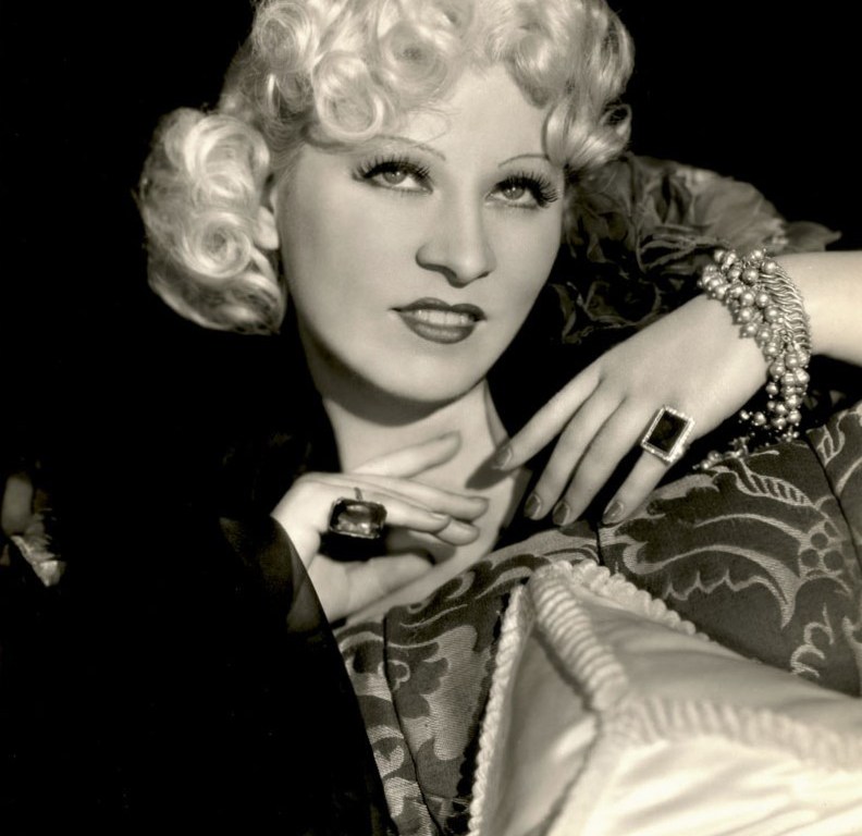 Mae West 1936, DON CHARISMA